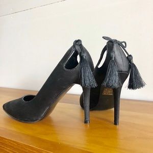 Black pumps with tassel detail